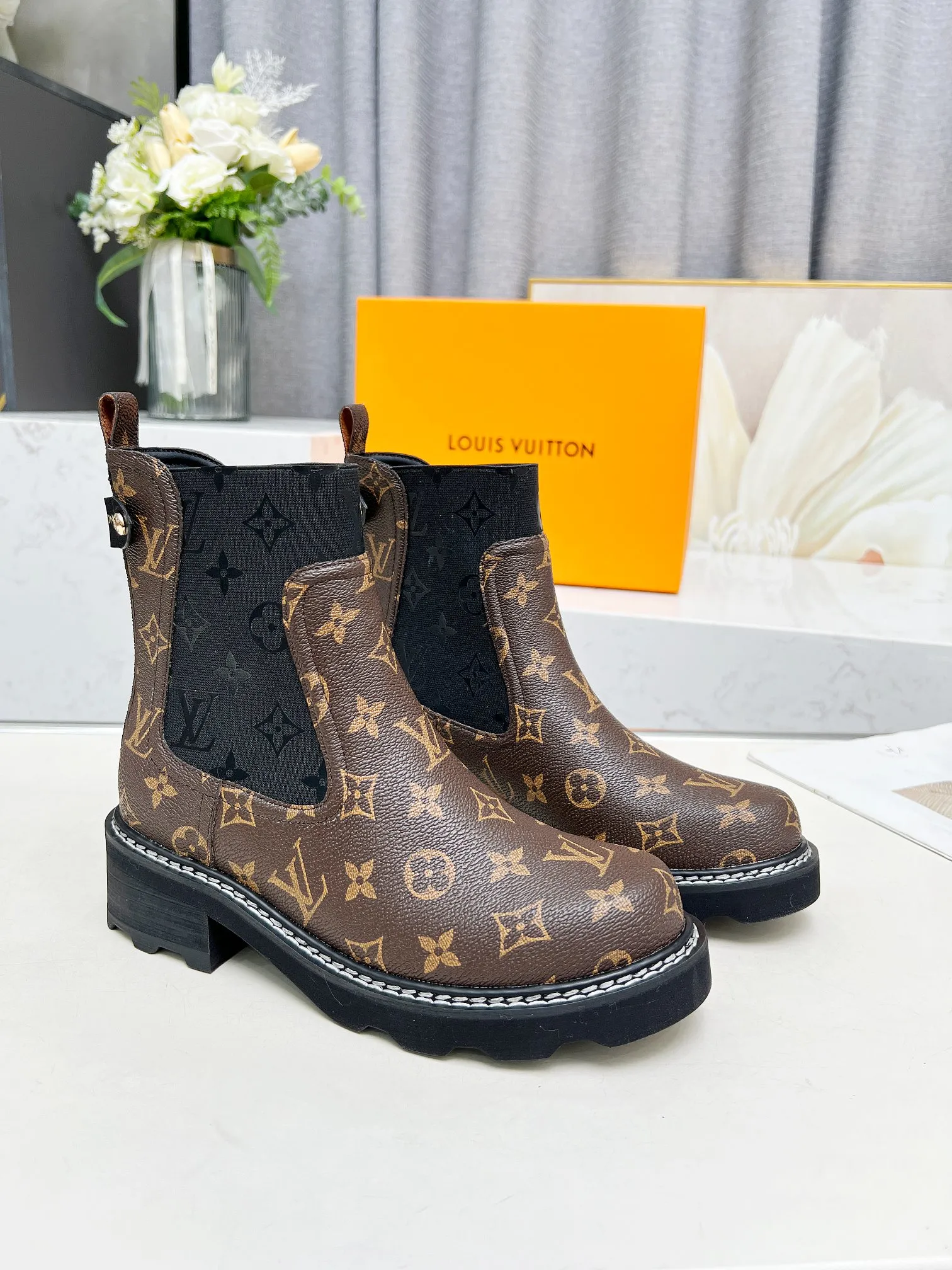 👟👟Ex-factory price 560👟👟Louis Vuitton 2024 autumn and winter high-end customization, major celebrity and Internet celebrity catwalk style, century-old classic, exquisite craftsmanship, comfortable on the feet. This LV Beaubourg ankle boot has a smooth calf leather body with handsome style and soft elements, and the Monogram patterned elastic side panel embodies the style of Chelsea boots. Paired with a thick yet lightweight micro outsole. Dazzling studs, a Louis Vuitton embossed leather label and plain stitching around the welt add to the sophisticated details. Fabric: Full-grain cowhide Lining: Cowhide Color: Black Brown Code number 35 to 40 (41 and 42 can be customized and non-returnable) Bosses are welcome to make orders